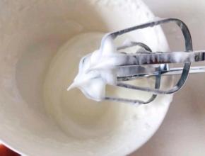 蛋黄蛋清分离，蛋清+几滴柠檬汁+2g白砂糖高速打发成大弯勾，加10g玉米淀粉低速打发成小尖角