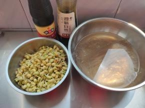 准备好黄豆芽跟粉条，这里的黄豆芽是自发的也可以直接那种长尾巴的，粉条剪短提前用冷水泡一会。