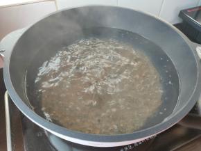 烧一锅清水，水沸腾后下粉条，煮至八分熟即可。