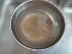 煮好捞出，泡在凉水里备用，也是防止粉条粘在一起。