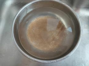 煮好捞出，泡在凉水里备用，也是防止粉条粘在一起。