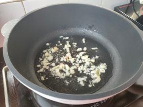 起锅热油，下蒜末爆香。