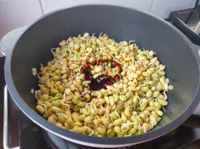 加入两勺蚝油、两勺原酿酱油，大火炒至断生。