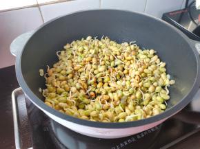 把豆芽倒入锅内，大火翻炒。