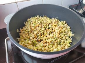 把豆芽倒入锅内，大火翻炒。