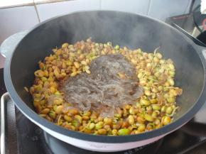 倒入沥水后的粉条，再撒上少许盐调味。