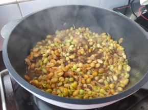 最后倒入少许水，轻轻翻炒几下即可。