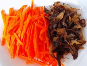 胡萝卜去皮洗净和泡发好的木耳切丝