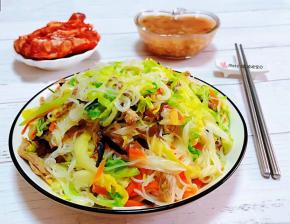 鲜美可口的卷心菜炒粉丝装入盘中搭配猪小排和大米绿豆粥一起吃美味极了