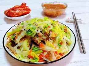 鲜美可口的卷心菜炒粉丝装入盘中搭配猪小排和大米绿豆粥一起吃美味极了