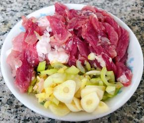 鲜猪肉切成丝葱姜蒜切好