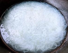 粉丝在开水中煮至八成熟后立即放入冷水中过凉后沥干水份