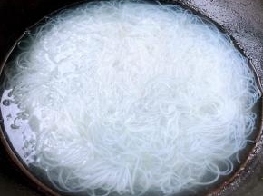 粉丝在开水中煮至八成熟后立即放入冷水中过凉后沥干水份