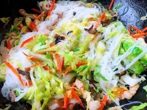 放入粉丝同时加入盐和味精调味