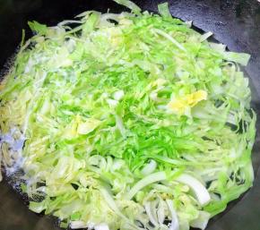 卷心菜洗净切成丝放入开水中焯水断生后立即放入冷水中过凉沥干水份备用