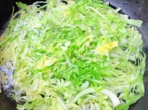 卷心菜洗净切成丝放入开水中焯水断生后立即放入冷水中过凉沥干水份备用