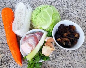 准备原材料卷心菜、粉丝、胡萝卜、木耳、鲜猪肉、葱、姜、蒜、香菜