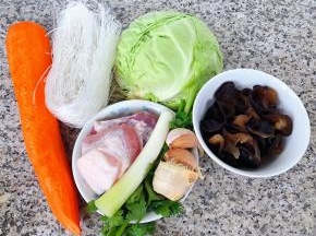 准备原材料卷心菜、粉丝、胡萝卜、木耳、鲜猪肉、葱、姜、蒜、香菜