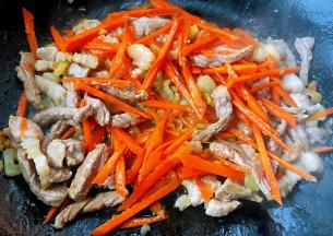 放入胡萝卜炒至断生