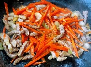 放入胡萝卜炒至断生