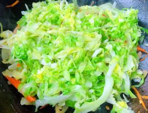 放入卷心菜大火快速翻炒