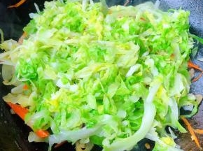 放入卷心菜大火快速翻炒