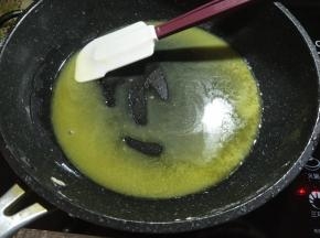 不沾锅加入黄油，最小火加热（电陶炉200度），黄油融化成液体。