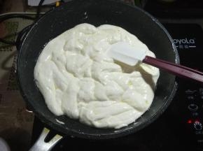 继续小火，慢慢的把棉花糖全部融化。