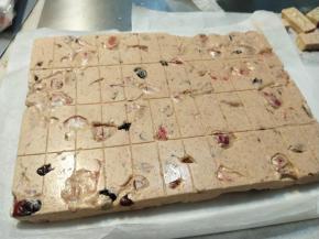 压平，垫上一张油纸，擀面杖擀平，然后冷却。