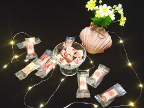 最后用喜欢的包装纸包好封口即可。