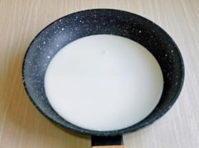 首先将牛奶倒入不粘锅中。