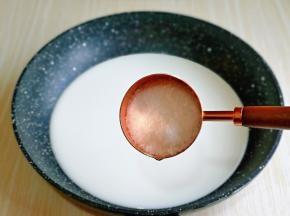 加入细砂糖，糖的量可以根据个人喜好增减。