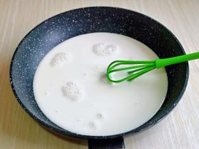 用手动打蛋器，打至无干粉。