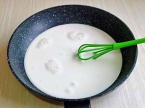 用手动打蛋器，打至无干粉。