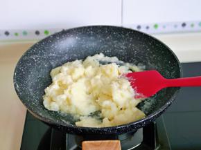 上煤气，小火炒制粘稠。