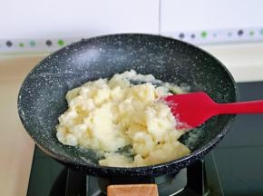 上煤气，小火炒制粘稠。