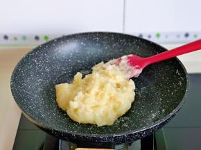 转中火炒制凝固后细腻，即可关火。