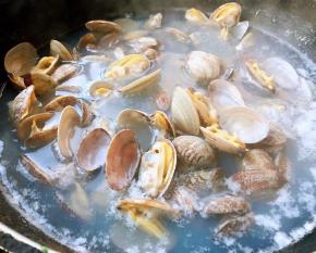 花蛤煮至完全展开即可