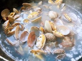 花蛤煮至完全展开即可