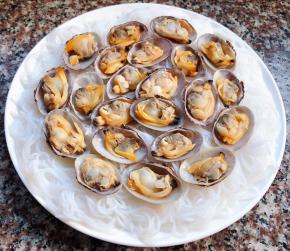 花蛤的肉肉放入壳中再依次摆在粉丝上面