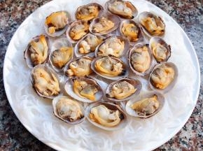花蛤的肉肉放入壳中再依次摆在粉丝上面