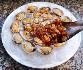 将炒好的蒜蓉淋在花蛤肉肉上面