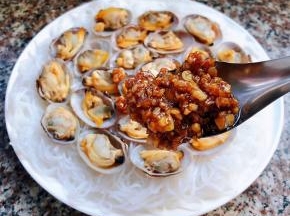 将炒好的蒜蓉淋在花蛤肉肉上面