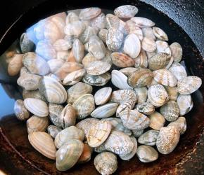 鲜活的花蛤买回来在盐水中浸泡半小时吐沙子再清洗干净锅中放入清水倒入蚬子大火煮起来
