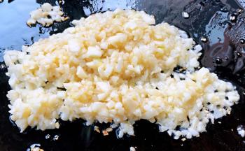 锅中倒入底油加热放入剁好的蒜粒爆香