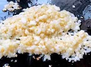 锅中倒入底油加热放入剁好的蒜粒爆香