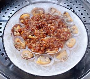 蒜蓉粉丝花蛤放入开水中的蒸锅大火蒸三分钟