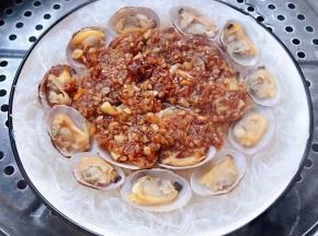 蒜蓉粉丝花蛤放入开水中的蒸锅大火蒸三分钟