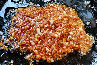 倒入蚝油炒匀入味