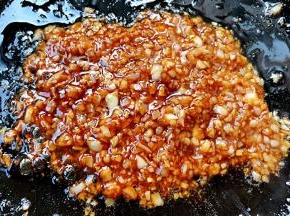 倒入蚝油炒匀入味